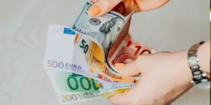 Nằm mơ thấy người thân cho tiền nên đánh con gì?